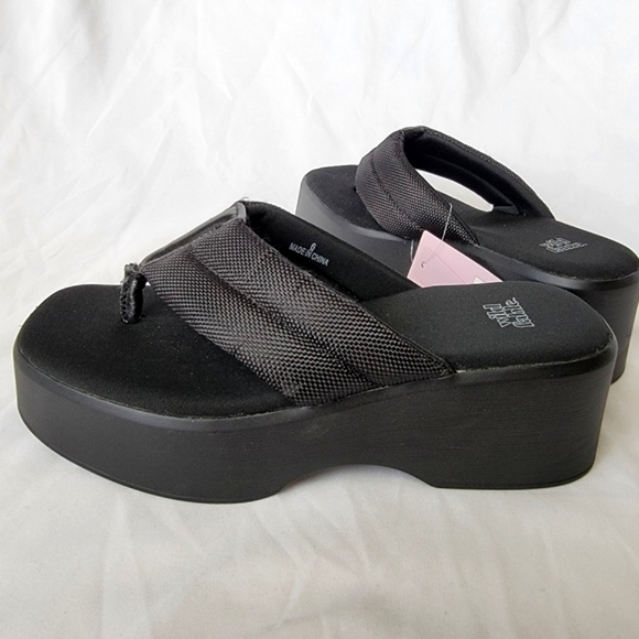 Wild Fable Angela Platform Flip Flop Sandals | Black - Picture 3 of 9